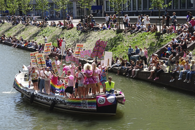904264 Afbeelding van een boot met deelnemers aan de botenparade van de Utrecht Pride 2023 in de Stadsbuitengracht te ...
